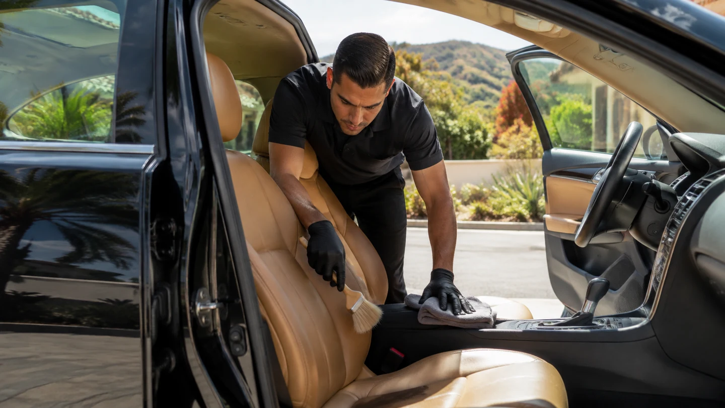 Outdoor mobile vehicle care in bright daylight